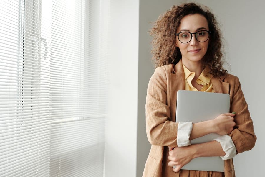 Consultante indépendante confiante, ordinateur portable à la main