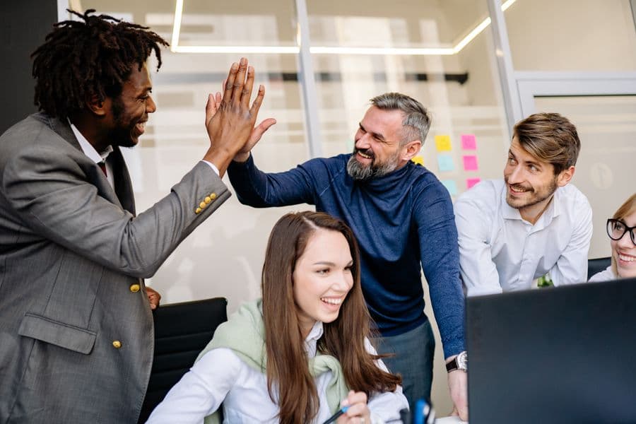 Équipe de conseillers se tapant dans la main au bureau