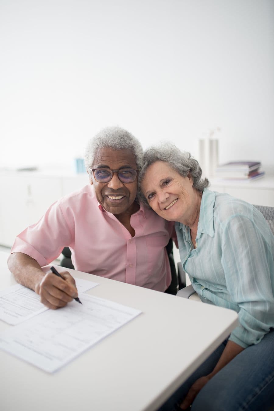 Clients signant sereinement leur nouveau contrat d'assurance